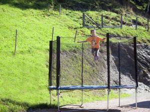 chłopiec skaczący na trampolinie w obiekcie Apartment in Wagrain near Red 8 Gondola w mieście Wagrain