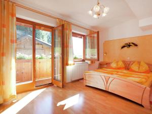 sypialnia z łóżkiem i dużym oknem w obiekcie Apartment in Wagrain near Red 8 Gondola w mieście Wagrain