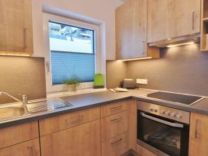 een keuken met een wastafel en een raam bij Appartement Edith in Piesendorf