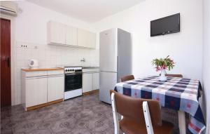 Kuchyňa alebo kuchynka v ubytovaní Two-Bedroom Apartment In Vodice