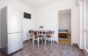 Televízia a/alebo spoločenská miestnosť v ubytovaní Two-Bedroom Apartment In Vodice
