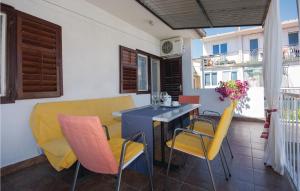 Posedenie v ubytovaní Two-Bedroom Apartment In Vodice