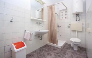 Kúpeľňa v ubytovaní Two-Bedroom Apartment In Vodice