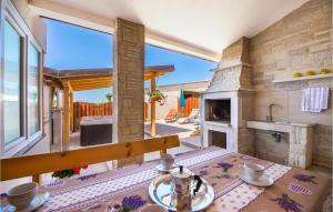una cocina con una gran chimenea de piedra y una mesa en Nice Apartment In Vodnjan With 2 Bedrooms, Jacuzzi And Wifi, en Vodnjan