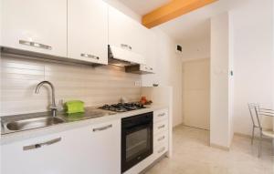 Dapur atau dapur kecil di Gorgeous Apartment In Fazana With Kitchen