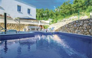 Bazen v nastanitvi oz. blizu nastanitve Nice Home In Crikvenica With 6 Bedrooms, Wifi And Outdoor Swimming Pool