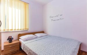 Postel nebo postele na pokoji v ubytování Lovely Apartment In Dobrinj With Wifi