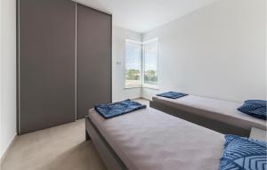 Posteľ alebo postele v izbe v ubytovaní Awesome Apartment In Stinjan