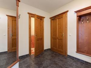 pusty pokój z drewnianymi drzwiami i podłogą wyłożoną kafelkami w obiekcie Chalet apartment in Saalbach-Hinterglemm w Saalbach Hinterglemm +32 zdjęcia