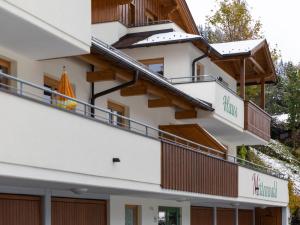 widok na boczną część budynku z balkonami w obiekcie Chalet apartment in Saalbach-Hinterglemm w Saalbach Hinterglemm