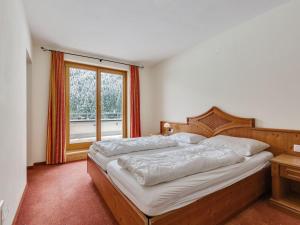 sypialnia z dużym łóżkiem i oknem w obiekcie Chalet apartment in Saalbach-Hinterglemm w Saalbach Hinterglemm