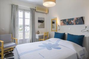 Кровать или кровати в номере Byzantio Beach Suites & Wellness