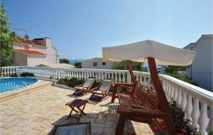 Bazén v ubytovaní Two-Bedroom Apartment Okrug Gornji With Sea View 08 alebo v jeho blízkosti