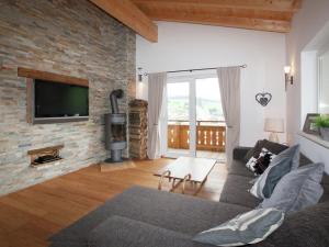 Et tv og/eller underholdning på Stunning Holiday Home with Balcony Ski Storage Parking