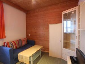 ミッタージルにあるLovely Apartment in Mittersill near Kitzb hel Kirchbergのリビングルーム(青いソファ、テーブル付)