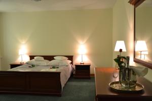 Postel nebo postele na pokoji v ubytování Hotel Łazienkowski