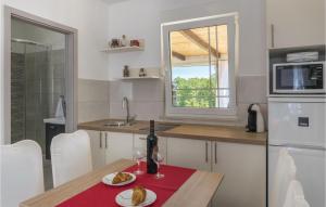 Fotografia z galérie ubytovania Beautiful Home In Marcana With Kitchen v destinácii Marčana