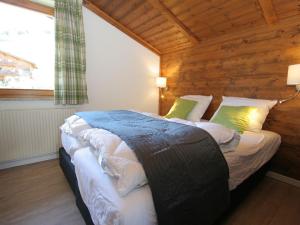 グロースアルルにあるCharming Chalet near Gro arl with Gardenの木製の部屋にベッド1台が備わるベッドルーム1室があります。