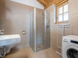 W łazience znajduje się prysznic, umywalka i pralka. w obiekcie Chalet in Wald near Wildkogel Ski Arena w mieście Wald im Pinzgau