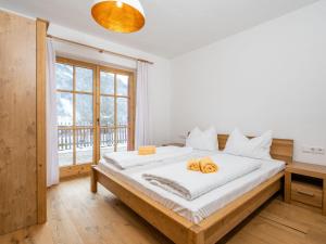 sypialnia z łóżkiem i dużym oknem w obiekcie Chalet in Wald near Wildkogel Ski Arena w mieście Wald im Pinzgau