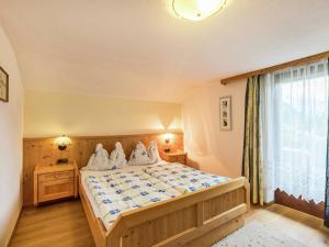 - une chambre avec un grand lit et une fenêtre dans l'établissement Apartment in F gen near the ski area, à Fügen