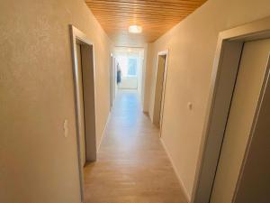 um corredor de uma casa com um longo corredor em Holiday apartment in Salchau near ski area 