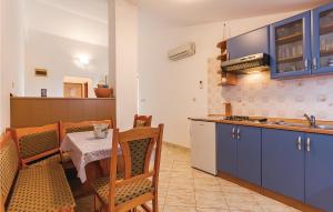 Kuchyň nebo kuchyňský kout v ubytování Two-Bedroom Apartment In Barban-Rebici