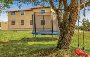 Zahrada ubytování Two-Bedroom Apartment In Barban-Rebici