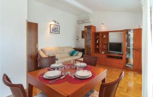 comedor con mesa y sofá en Beautiful Home In Kastel Stari With Wifi, en Kaštela