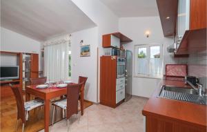 cocina con mesa y comedor en Beautiful Home In Kastel Stari With Wifi, en Kaštela