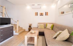 un soggiorno con divano e tavolo di Pet Friendly Home In Sveti Vid With Outdoor Swimming Pool a Sveti Vid-Miholjice
