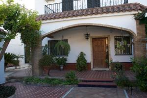 an entry to a house with an archway at Sevilla a tus pies in Mairena del Aljarafe