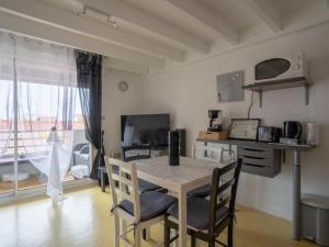 a kitchen and dining room with a table and chairs at Appartement T3 Bord de plage in Biscarrosse-Plage
