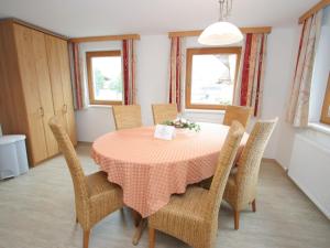 Spacious Apartment in Uderns near Ski Area في أوديرنز: غرفة طعام مع طاولة وكراسي