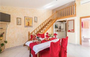 une salle à manger avec une table rouge et un escalier dans l'établissement 2 Bedroom Gorgeous Home In Pula, à Pula