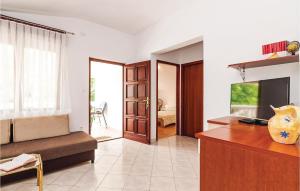 Μια τηλεόραση ή/και κέντρο ψυχαγωγίας στο Two-Bedroom Apartment In Krusevo +13 φωτογραφίες