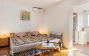 En eller flere senger på et rom på Stunning Apartment In Rovinj With Wifi
