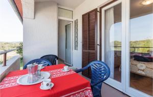En balkong eller terrasse på Stunning Apartment In Rovinj With Wifi