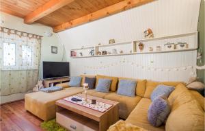 Prostor za sedenje u objektu Nice Home In Begovo Razdolje With Wifi
