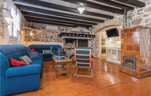 salon z niebieską kanapą i kominkiem w obiekcie Holiday Home Ul,biskupa Josipa Marcelica Cr w mieście Preko