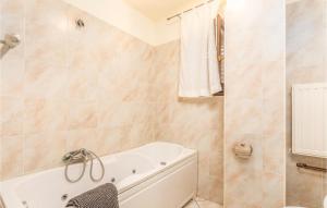 Fotografia z galérie ubytovania Beautiful Home In Veli Losinj With 4 Bedrooms And Wifi vo Veli Lošinj