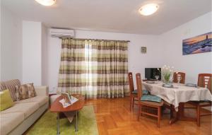 Posedenie v ubytovaní Two-Bedroom Apartment In Split