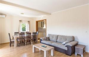 ein Wohnzimmer mit einem Sofa und einem Tisch in der Unterkunft Lovely Apartment In Birine With House A Panoramic View in Ploče