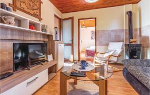 Ein Sitzbereich in der Unterkunft 1 Bedroom Pet Friendly Home In Sisan