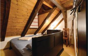 - une chambre avec un lit dans une pièce dotée de plafonds en bois dans l'établissement 6 Bedroom Amazing Home In Jastrebarsko, à Jastrebarsko