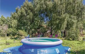 una piscina en medio de un patio en Nice Apartment In Ledenice With Wifi en Ledenice