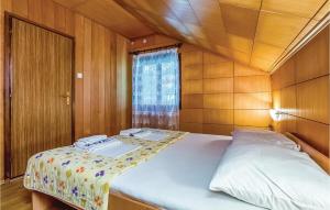 Ein Bett oder Betten in einem Zimmer der Unterkunft Nice Apartment In Ledenice With Wifi
