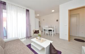 een woonkamer met een bank en een tafel bij Amazing Apartment In Vrsi-mulo With Kitchen in Kod Mula