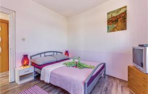 En eller flere senger på et rom på Awesome Apartment In Novi Vinodolski With Wifi