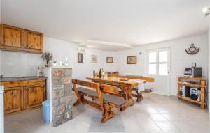 cocina con mesa y sillas en una habitación en Lovely Home In Klenovica With House Sea View, en Klenovica